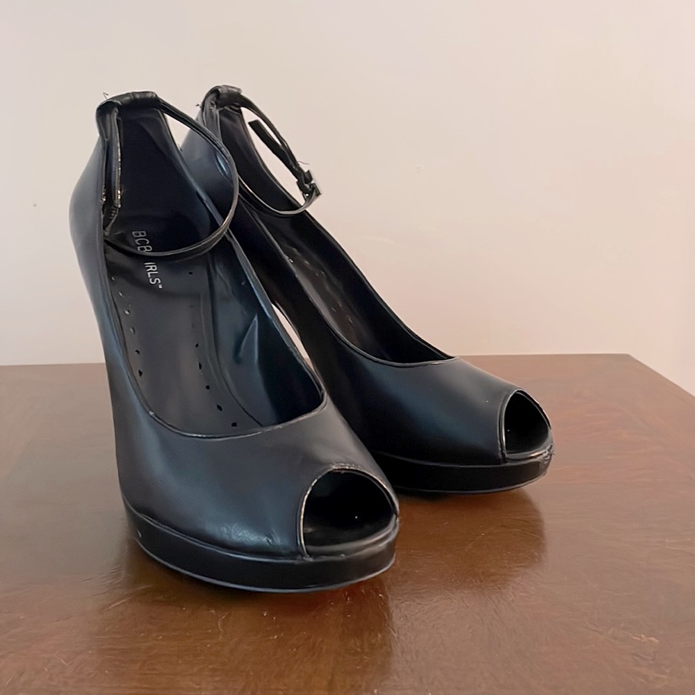 BCB girls peep toe pumps